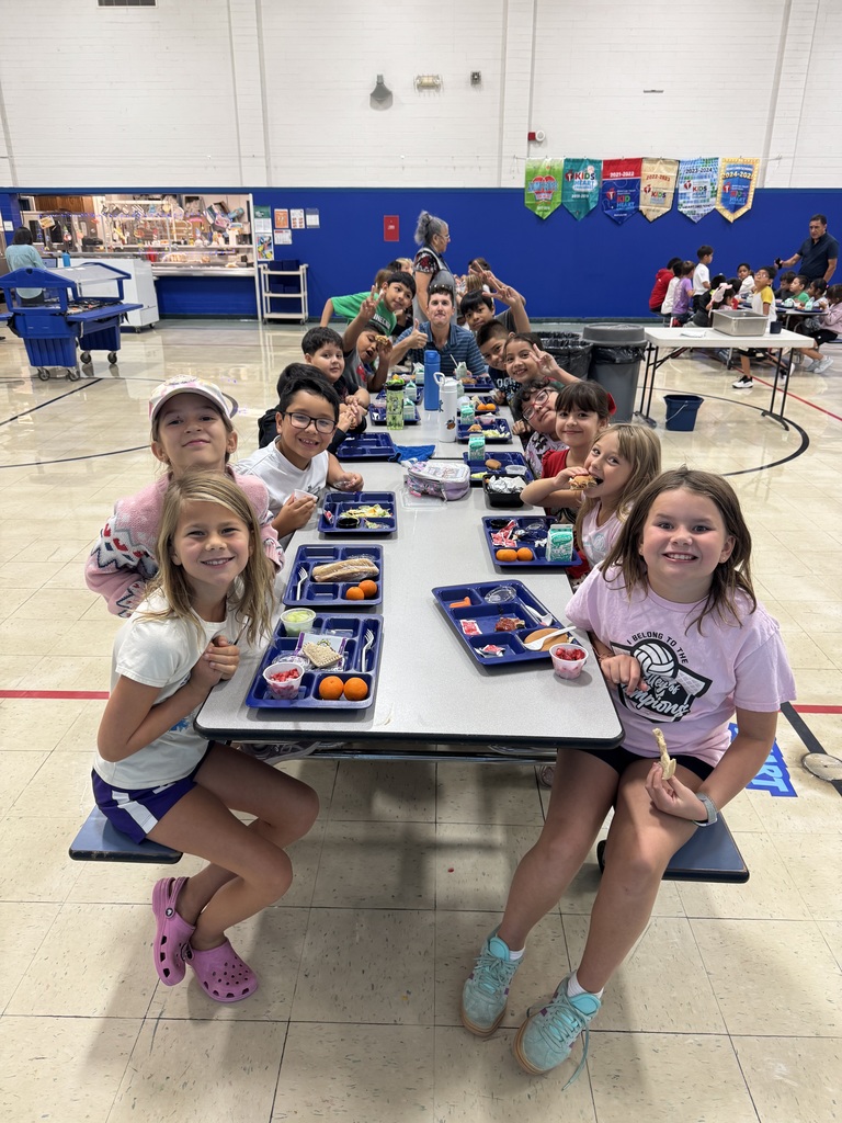 Elementary students eating lunch.