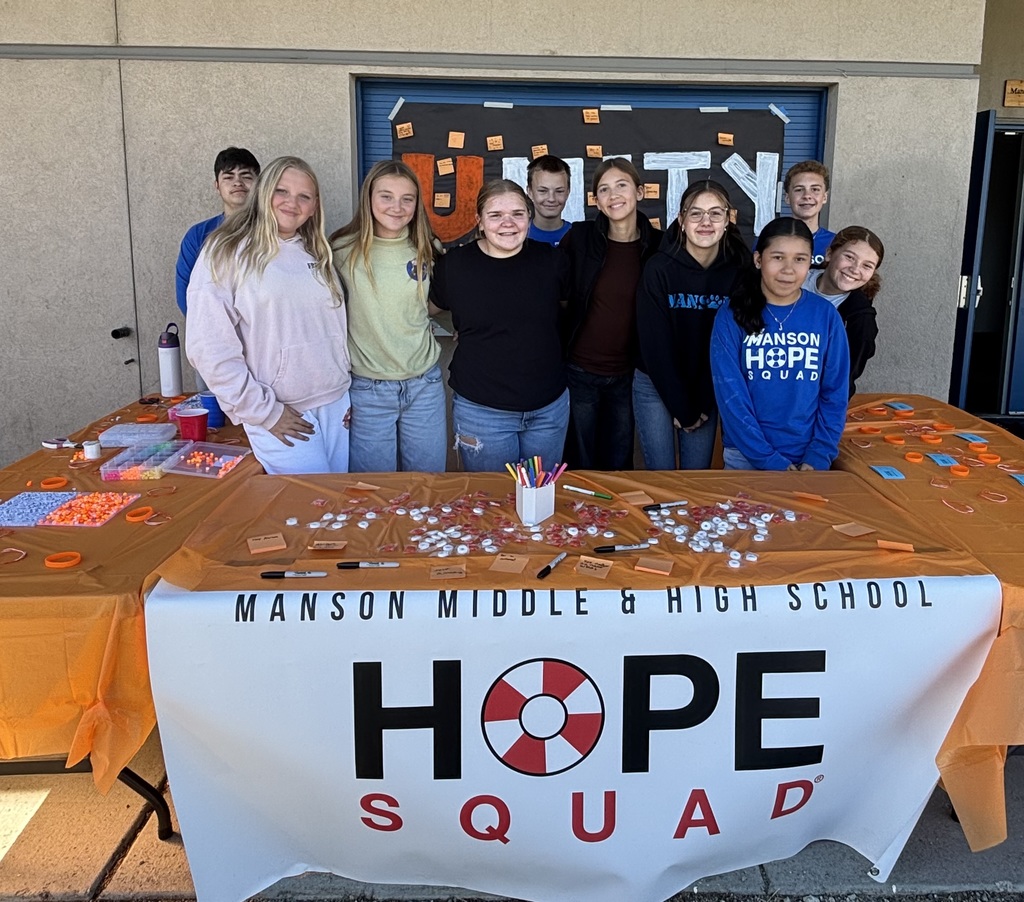 Students man a Hope Squad Table.