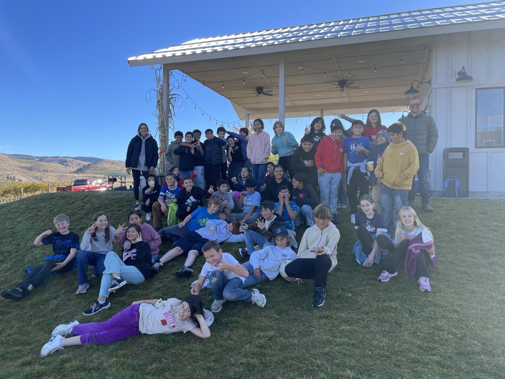 Group of fifth graders posing for a photo on the lawn of Chelan Valley Farms.