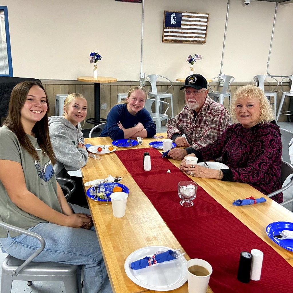More veterans and students have breakfast.