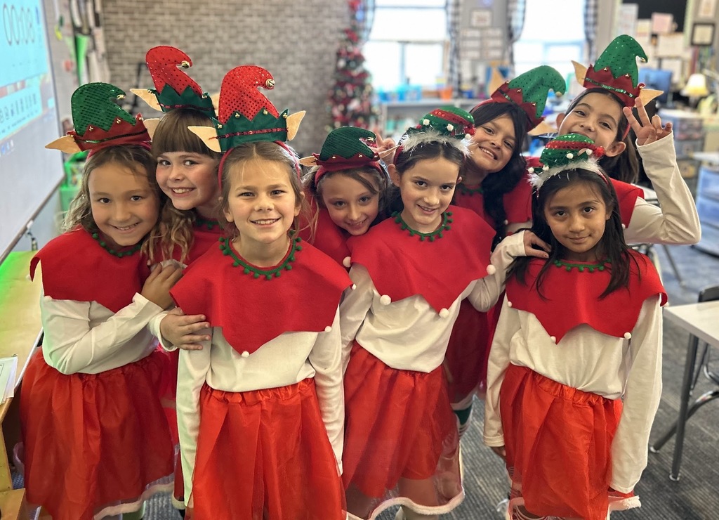 Cast of female elves.