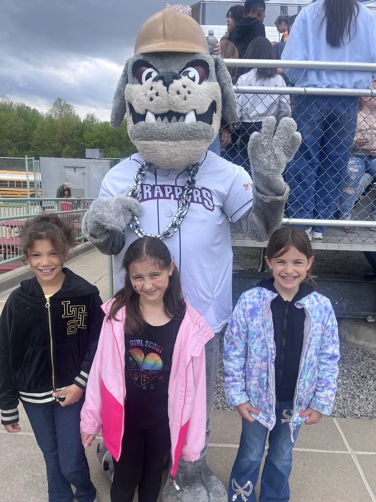 Last week, our 4th graders enjoyed the beautiful weather at Eastwood Field while cheering on the Youngstown State Penguins baseball! The Penguins picked up an exciting 13-11 victory over Milwaukee Panthers baseball. 