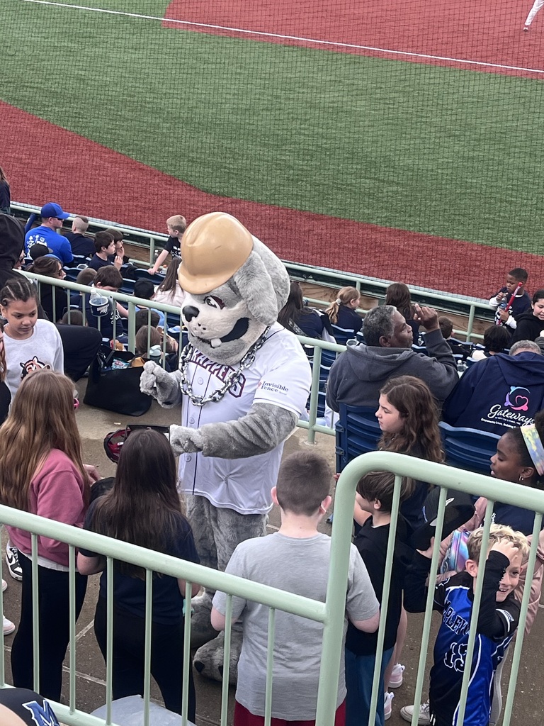 Last week, our 4th graders enjoyed the beautiful weather at Eastwood Field while cheering on the Youngstown State Penguins baseball! The Penguins picked up an exciting 13-11 victory over Milwaukee Panthers baseball. 
