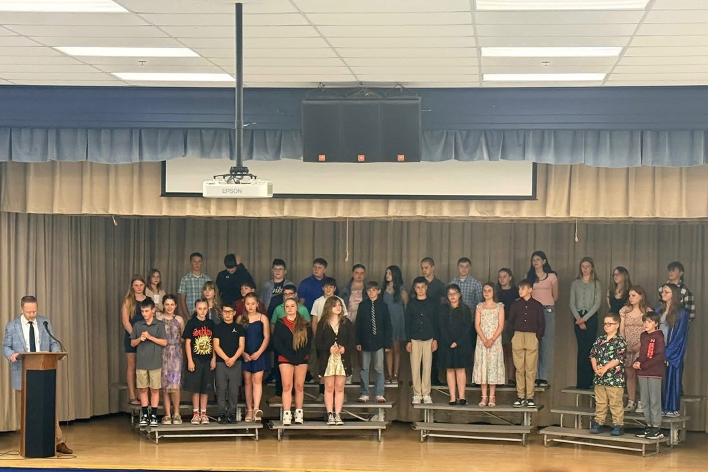 Last night, Maplewood Elementary hosted its first annual 6th Grade Promotion Ceremony! We were delighted to welcome the families and friends of the Class of 2032 to celebrate this significant milestone as our students conclude their elementary journey. The ceremony was followed by a lovely reception where guests mingled, captured memories at the photo stations, and enjoyed sweet treats. It was a truly wonderful evening honoring a very special group of Rockets! 💙🚀