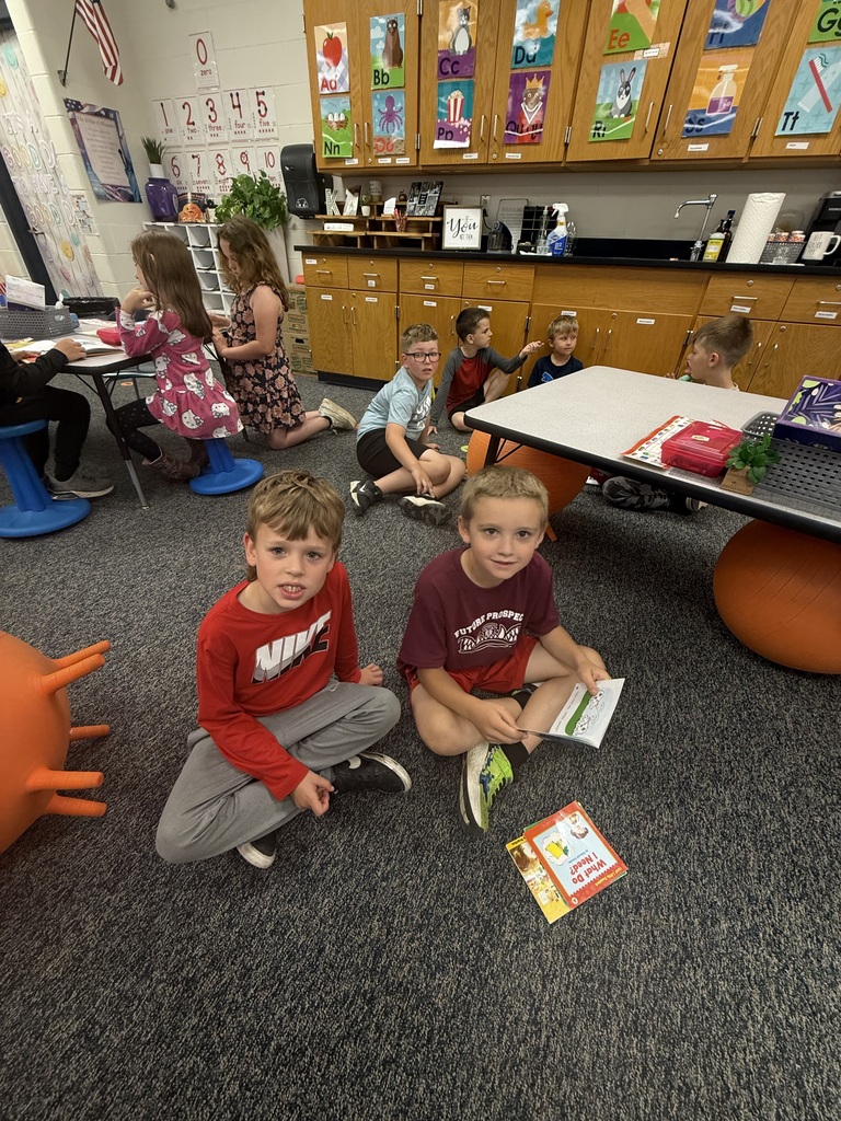 📚❤️ Earlier this week, Mrs. Economos’ 2nd graders had a wonderful time reading to Mrs. Krieg’s kindergarten class! Our younger Rockets loved listening to the stories, and the 2nd graders did an amazing job being reading role models. 🚀✨