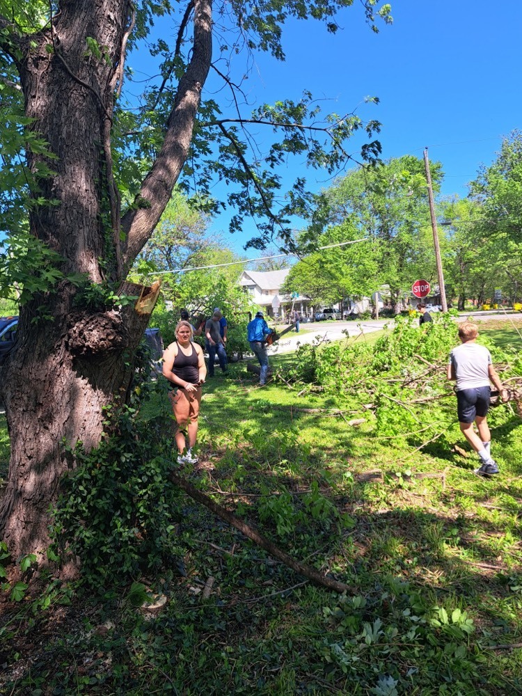 MdCV students cleaning up in Quenemo. 