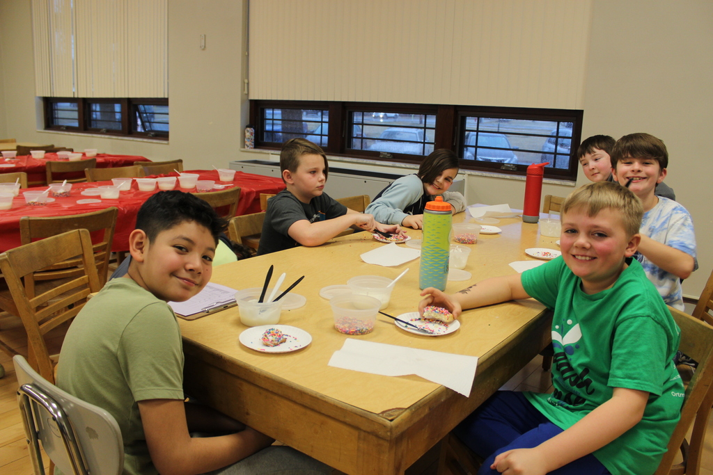 students decorating cookies 