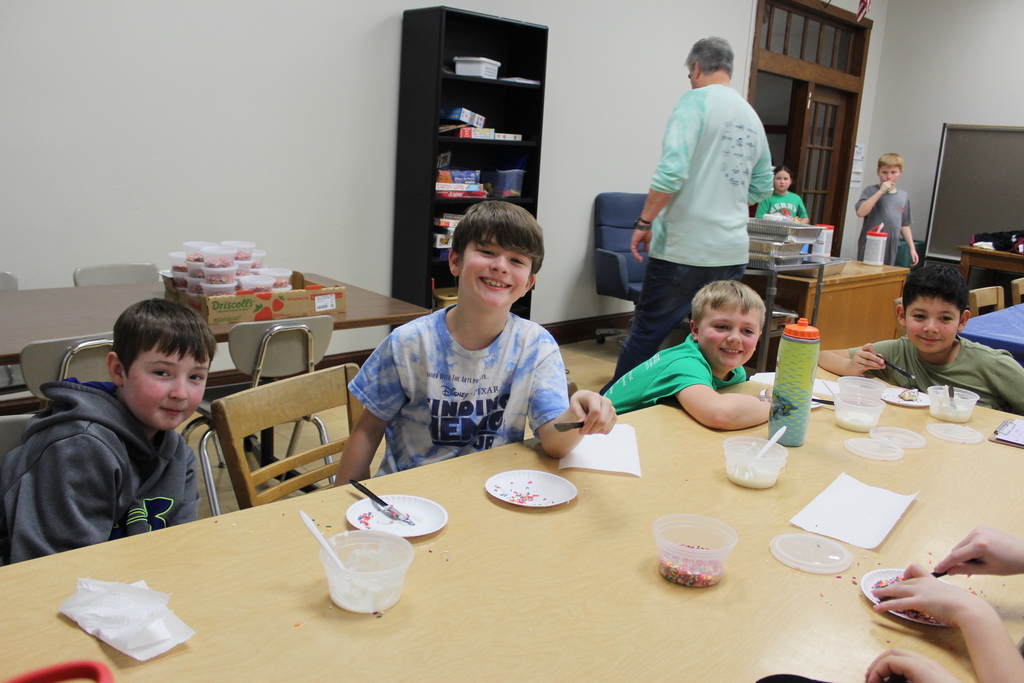 students decorating cookies 