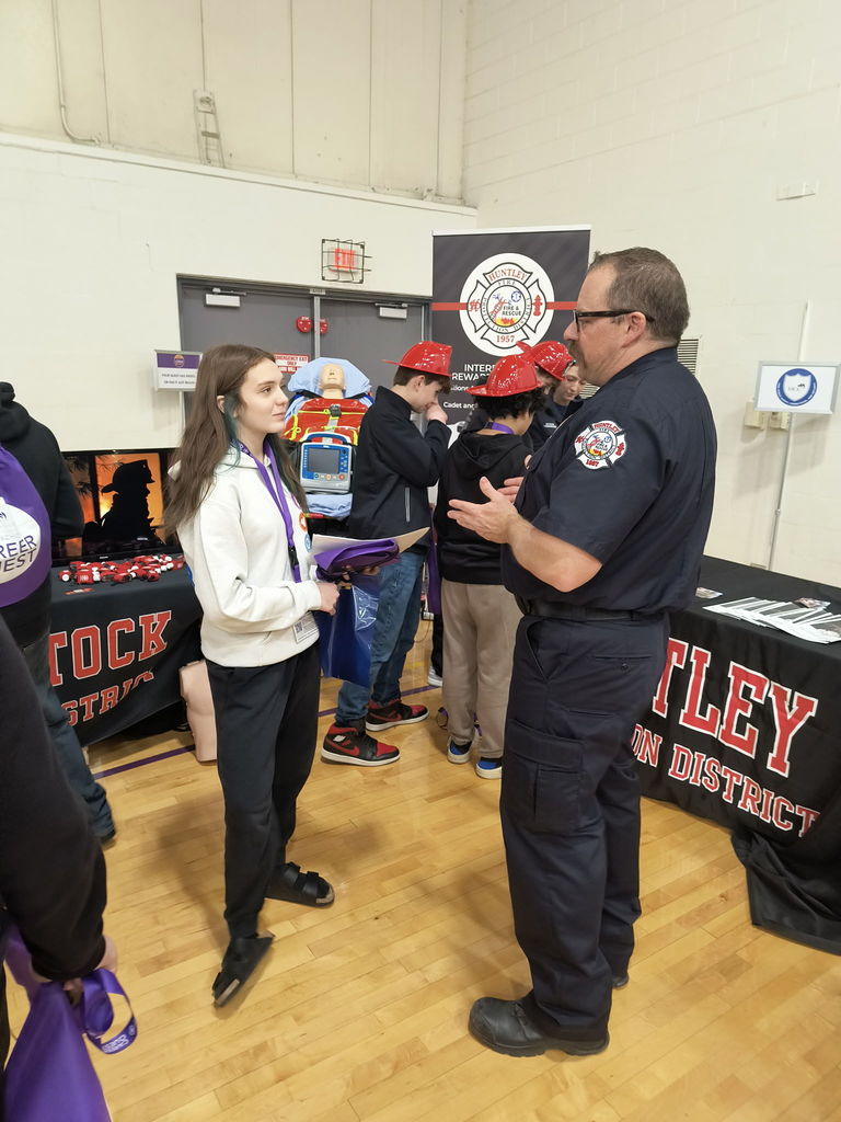 Students visiting McHenry County College