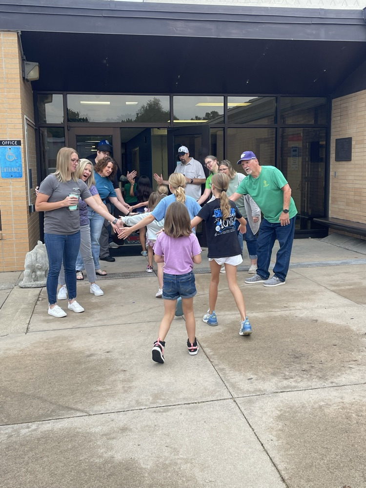 Tampa State Bank employees greet MES students