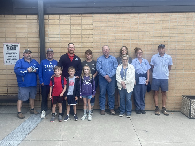 Employees of the Marion Postal Service standing in front of Marion Elementary School.