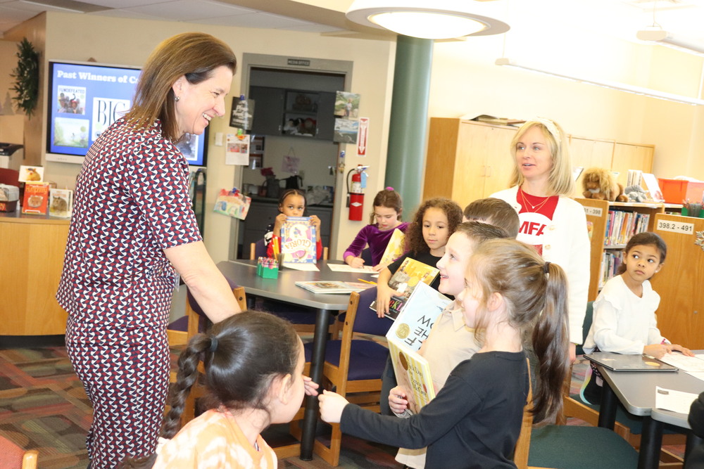 NYSUT presidents interacts with students 