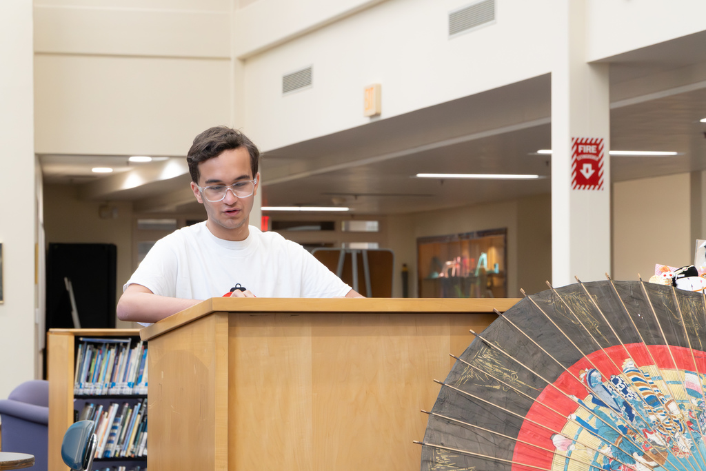 A student delegate recites his speech in Japanese at a podium.