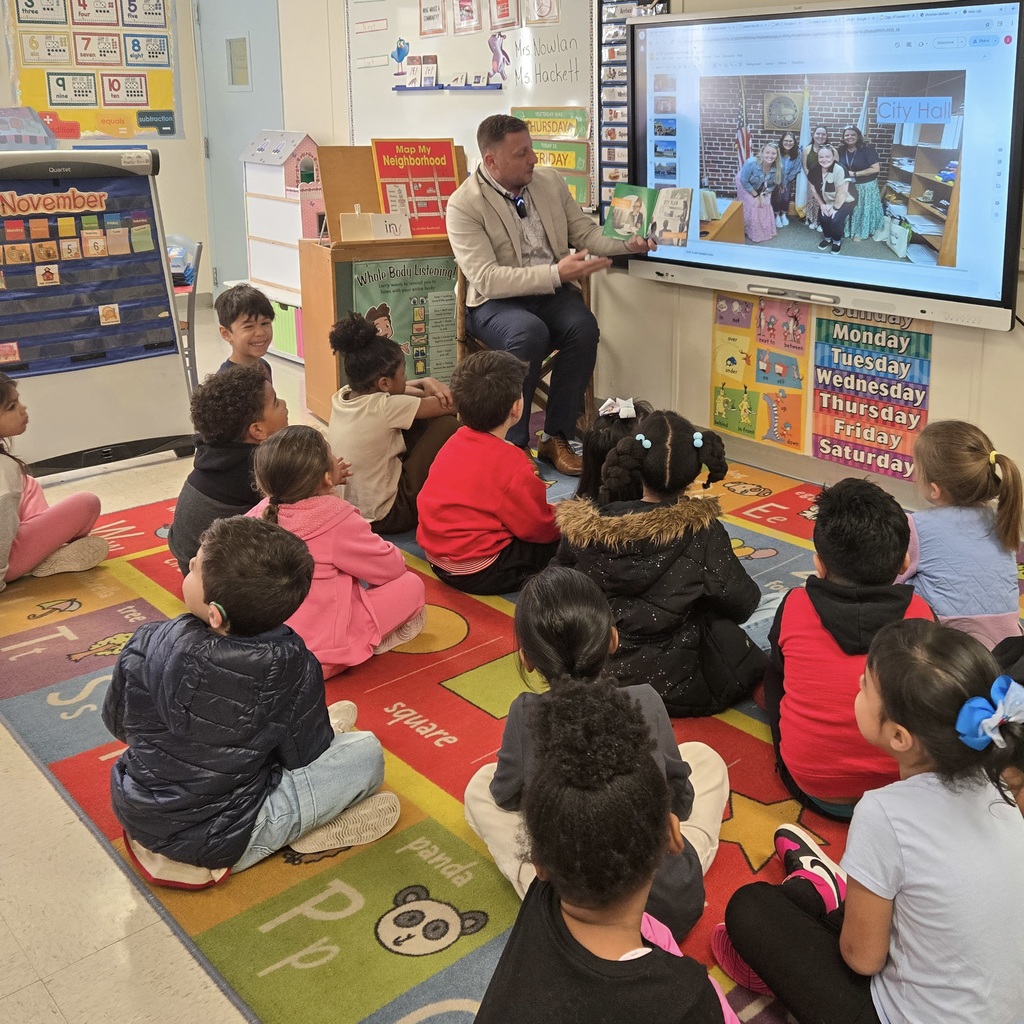 Mayor Christian reads to Richer School students.