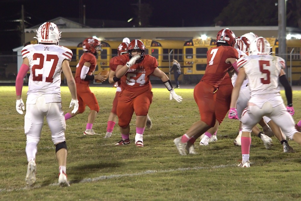 Boston Rollings (54) leads the way around the edge (Photo by T Ray Henry)