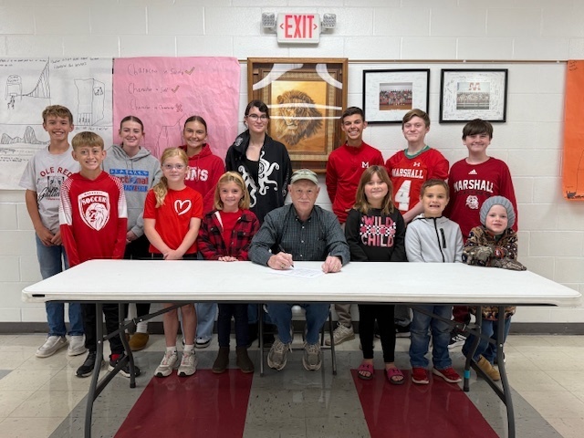 Red Ribbon Week photo of students with Mayor Hasten
