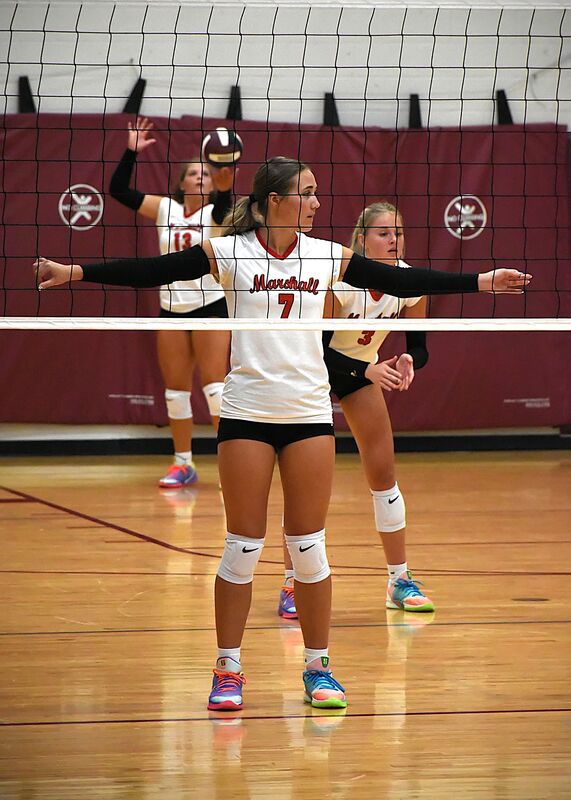 Lily Shotts (7) and Harper Richardson (3) get ready for McKenzie Davis' serve during the Rpbinson Invitational