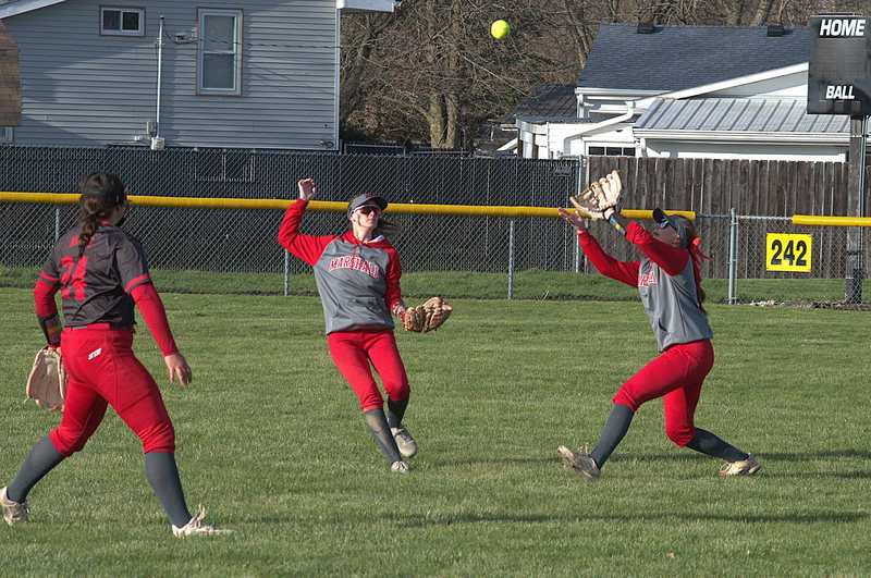 Olivia Strohm (R) makes a running catch as Ella Mattas (L) and Lauren English (C) give way 