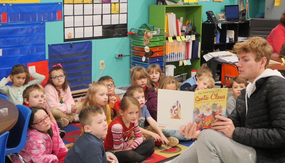 MCHS student reads to elementary students