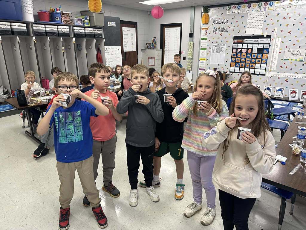 Picture of students eating Dippin Dots ice cream
