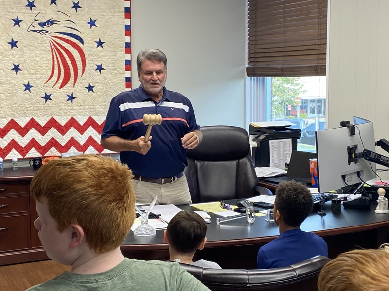 Judge Ex. Spraggs talks to students in his office