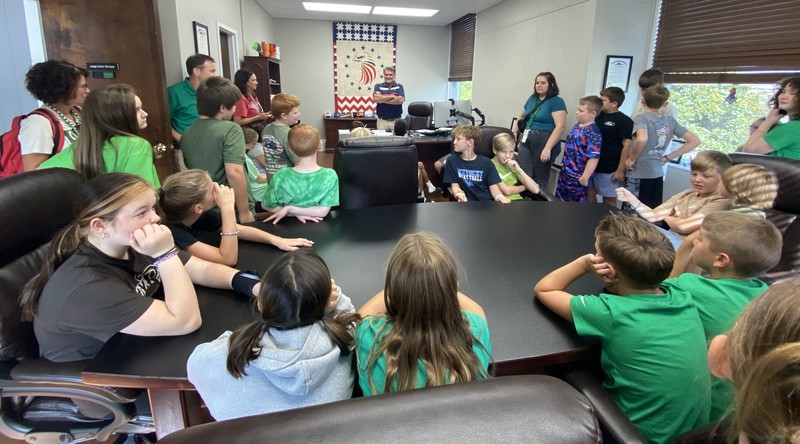 Judge Ex. Spraggs talks to students in his office