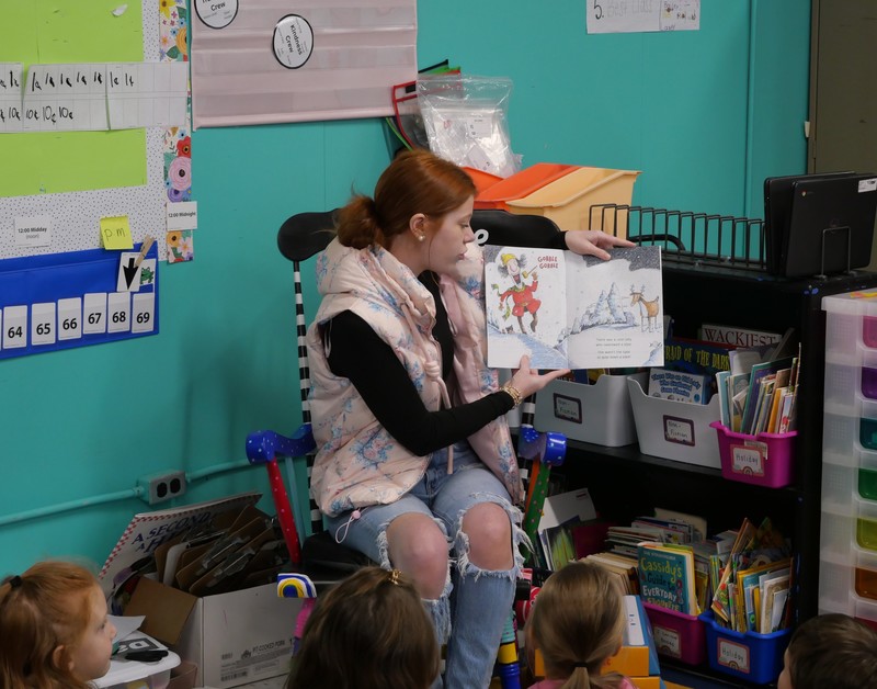 MCHS student reads to elementary students