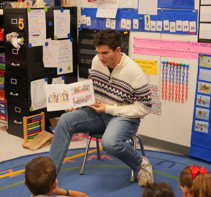 MCHS student reads to elementary students
