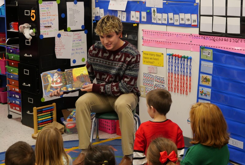MCHS student reads to elementary students