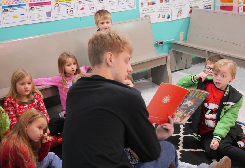 MCHS student reads to elementary students