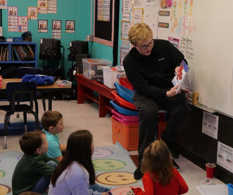 MCHS student reads to elementary students