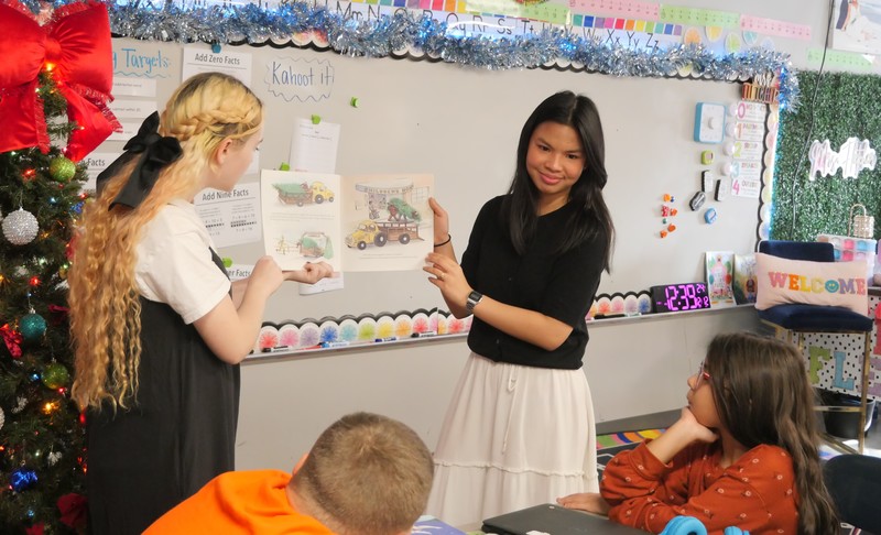 MCHS student reads to elementary students
