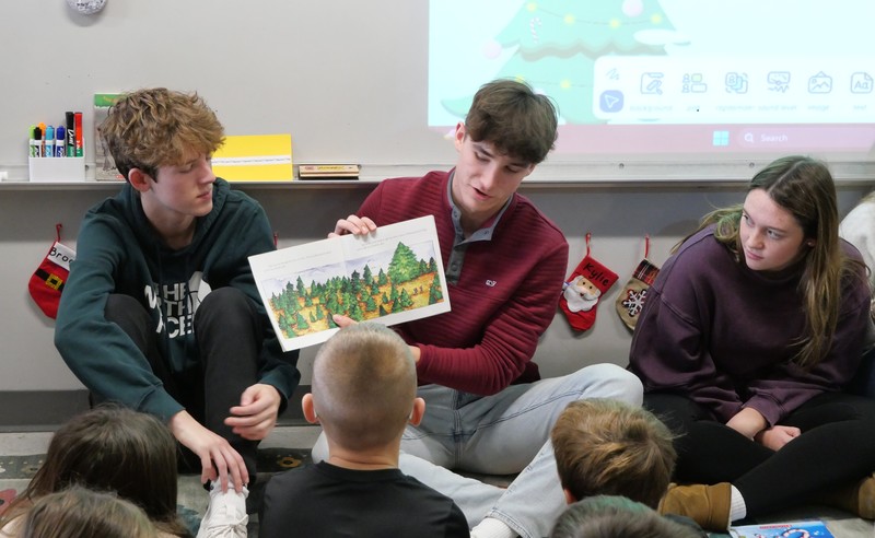 MCHS student reads to elementary students
