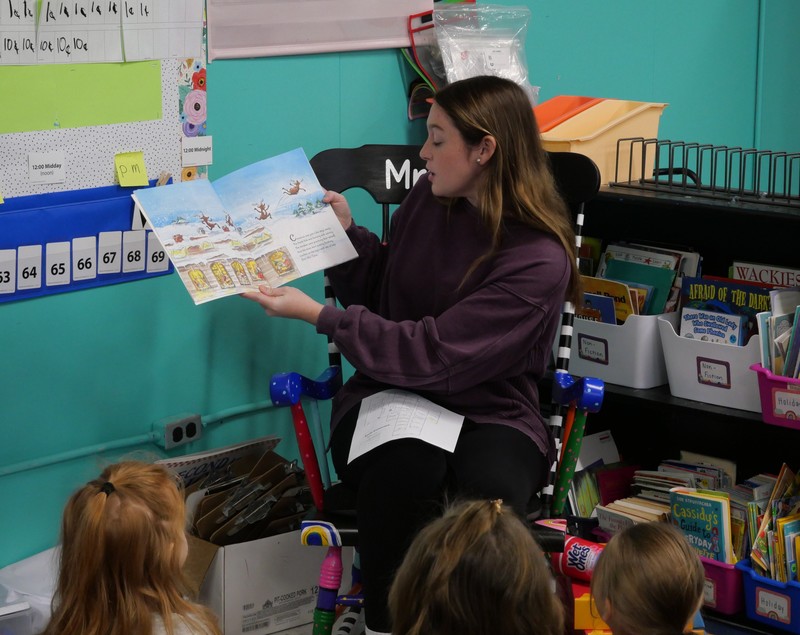 MCHS student reads to elementary students