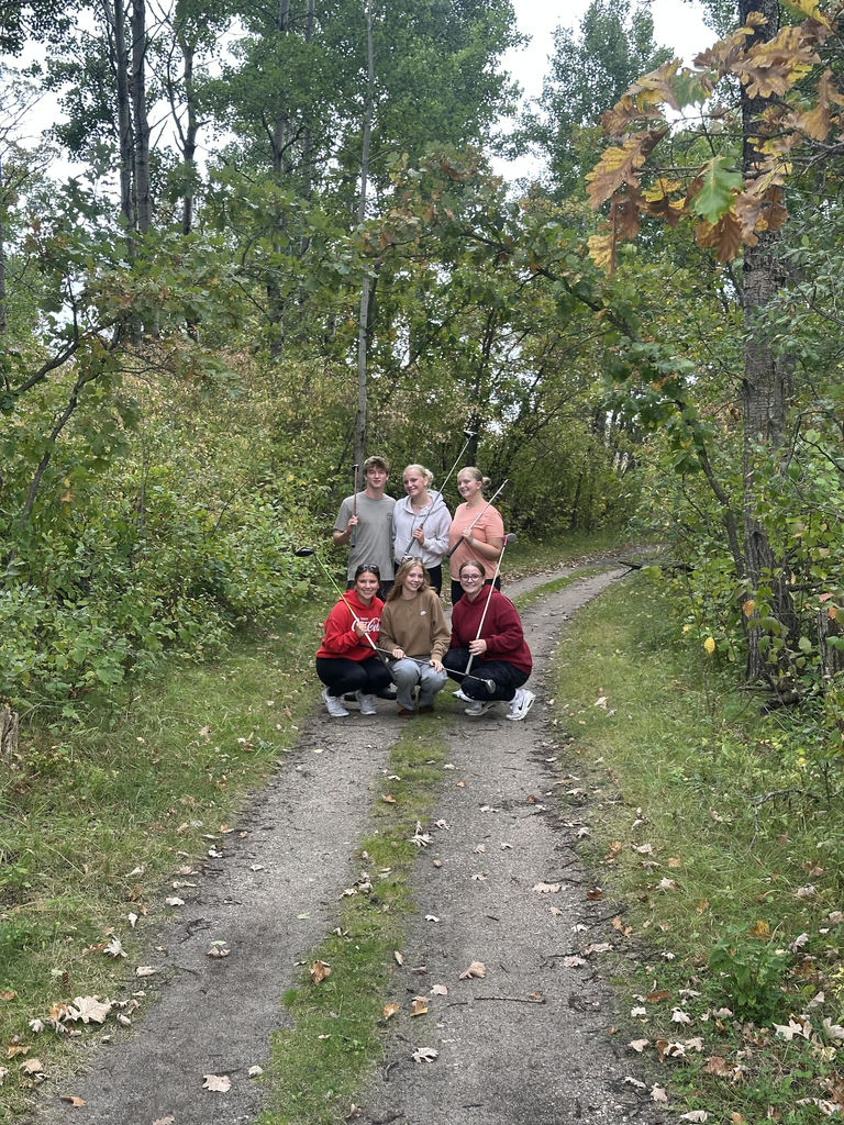 On September 17th, Mrs. Peterson’s Outdoor Sports class and Mr. Dahl’s Health, Wellness, and Nutrition class headed to the Karlstad GoldfCourse to enjoy  the beautiful fall day and get some hand on experience today! Students even got some sweet treats, Gatorade and the Energy Balls that the wellness class cooked up!
