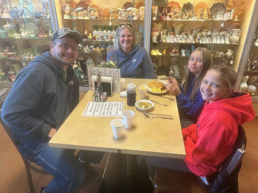 This morning, 5th and 6th grade students that achieved the October AR Challenge goal got to enjoy breakfast at the Viking Diner! Great job students for all of your hard work and thank you to the Viking Diner for the delicious food!