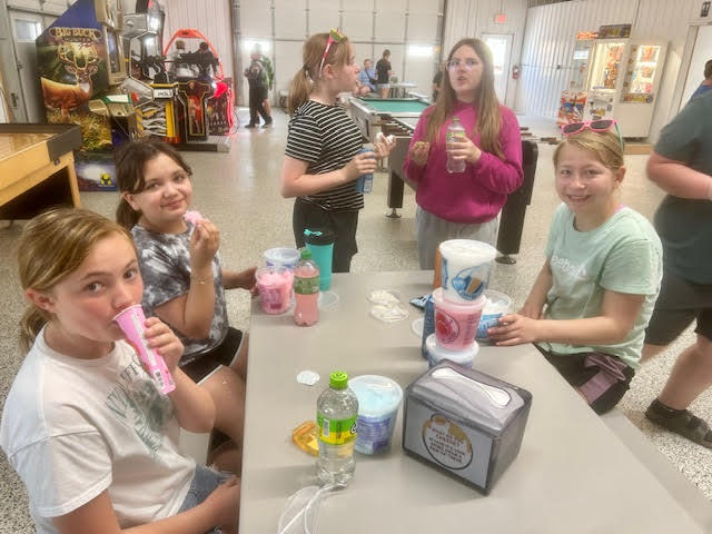 On Thursday May 21st, 5th and 6th grade students earned an AR reward trip to Falls Stay 'N Play for a round of mini golf, games, and treats! Great Job Students!