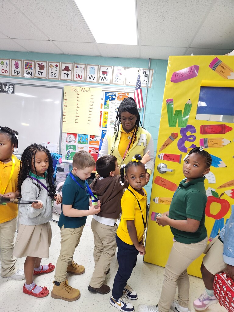 Ed Prep student assisting her field experience classroom in lining up