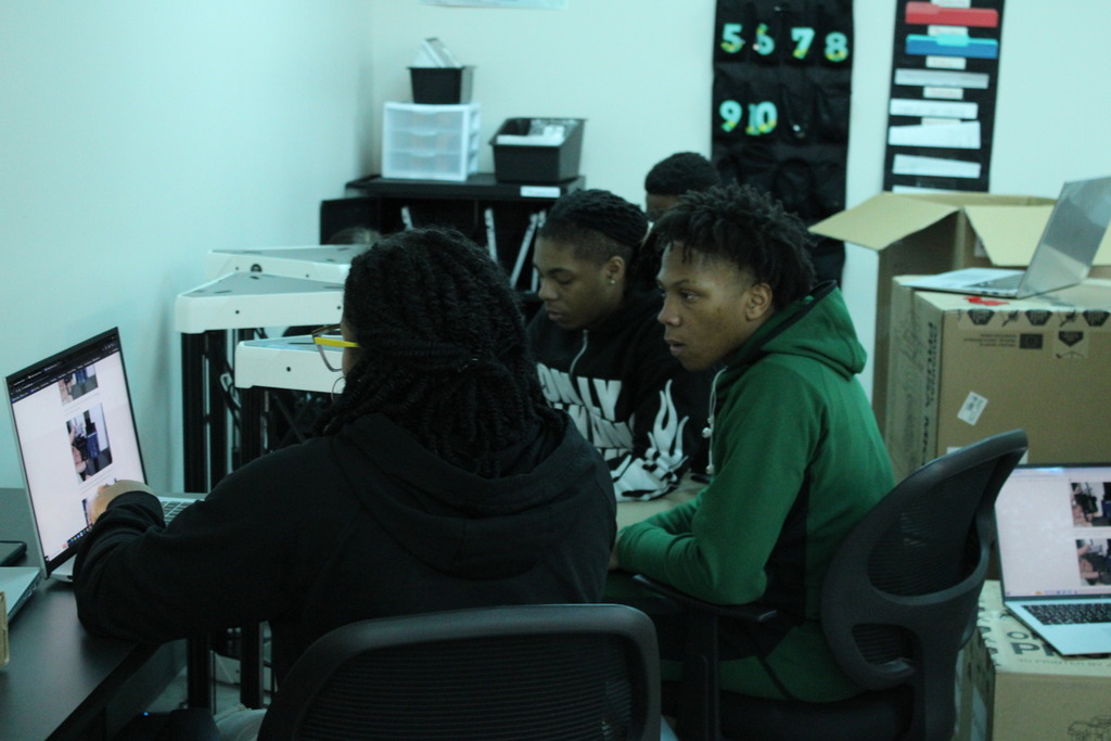 Students learning how to set up 3D printer.