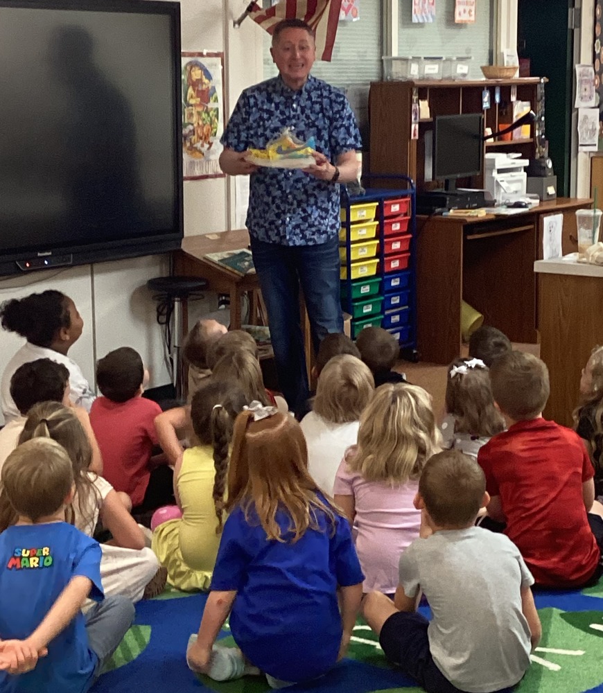 Mr Shu reads to Kindergarten