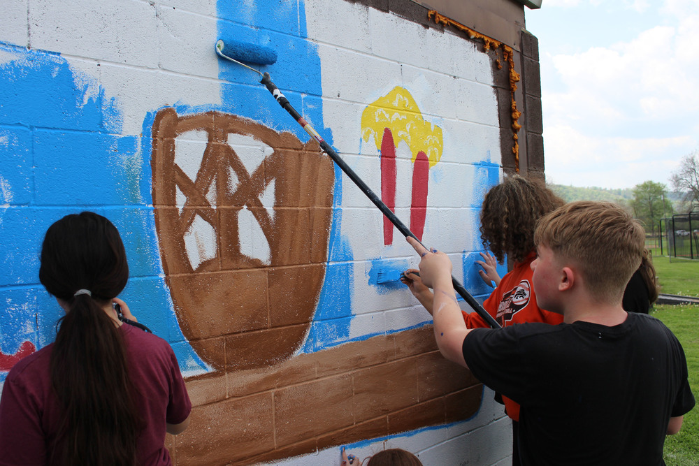 Moundsville Middle School Art Students Design Murals