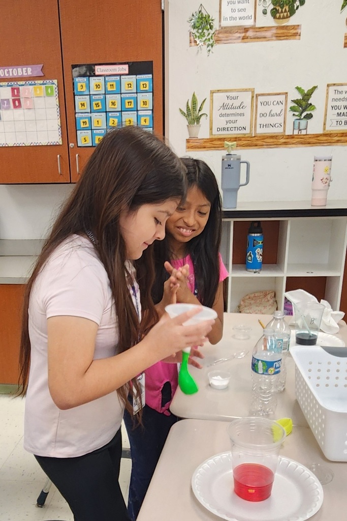 Hastings class completes an experiment using mystery powders and solunters to create chemical reactions