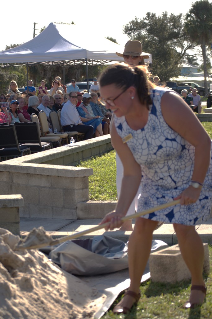 Hobe Sound community seals time capsule to commemorate 100 year anniversary of Apollo School