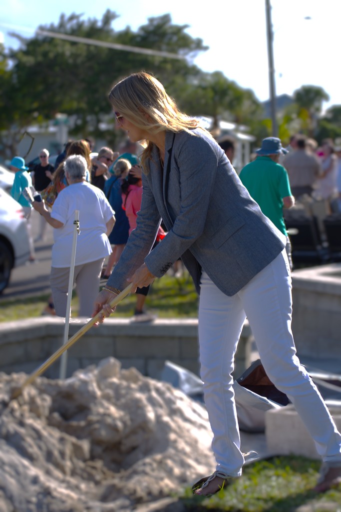Hobe Sound community seals time capsule to commemorate 100 year anniversary of Apollo School