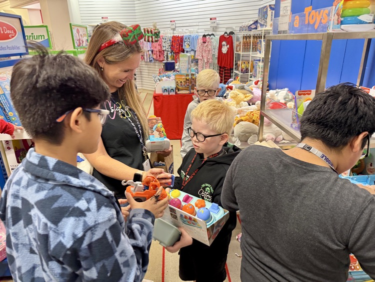 vision impaired students visit mall with Stuart Police