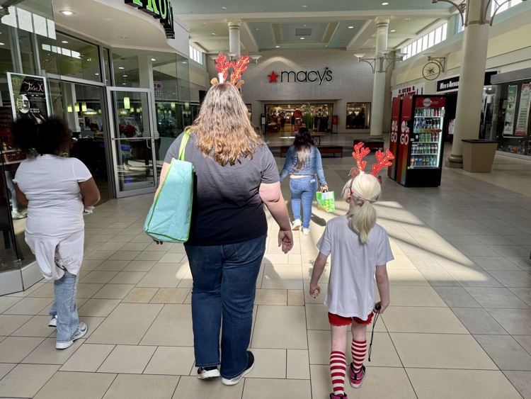 vision impaired students visit mall with Stuart Police