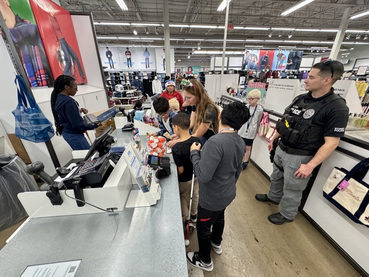 vision impaired students visit mall with Stuart Police