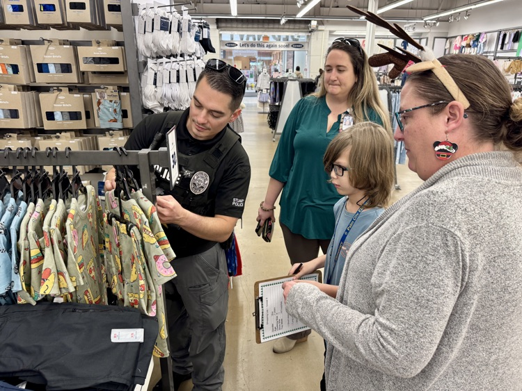 vision impaired students visit mall with Stuart Police