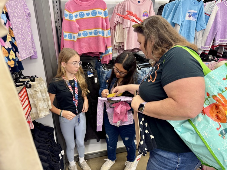 vision impaired students visit mall with Stuart Police