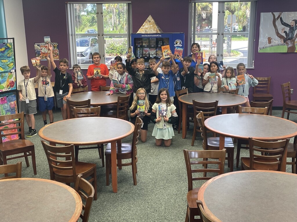 Ms Cagni's class with books